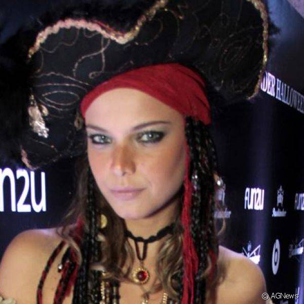 Para se fantasiar de Jack Sparrow, Milena Toscano caprichou no contorno dos olhos com l?pis preto